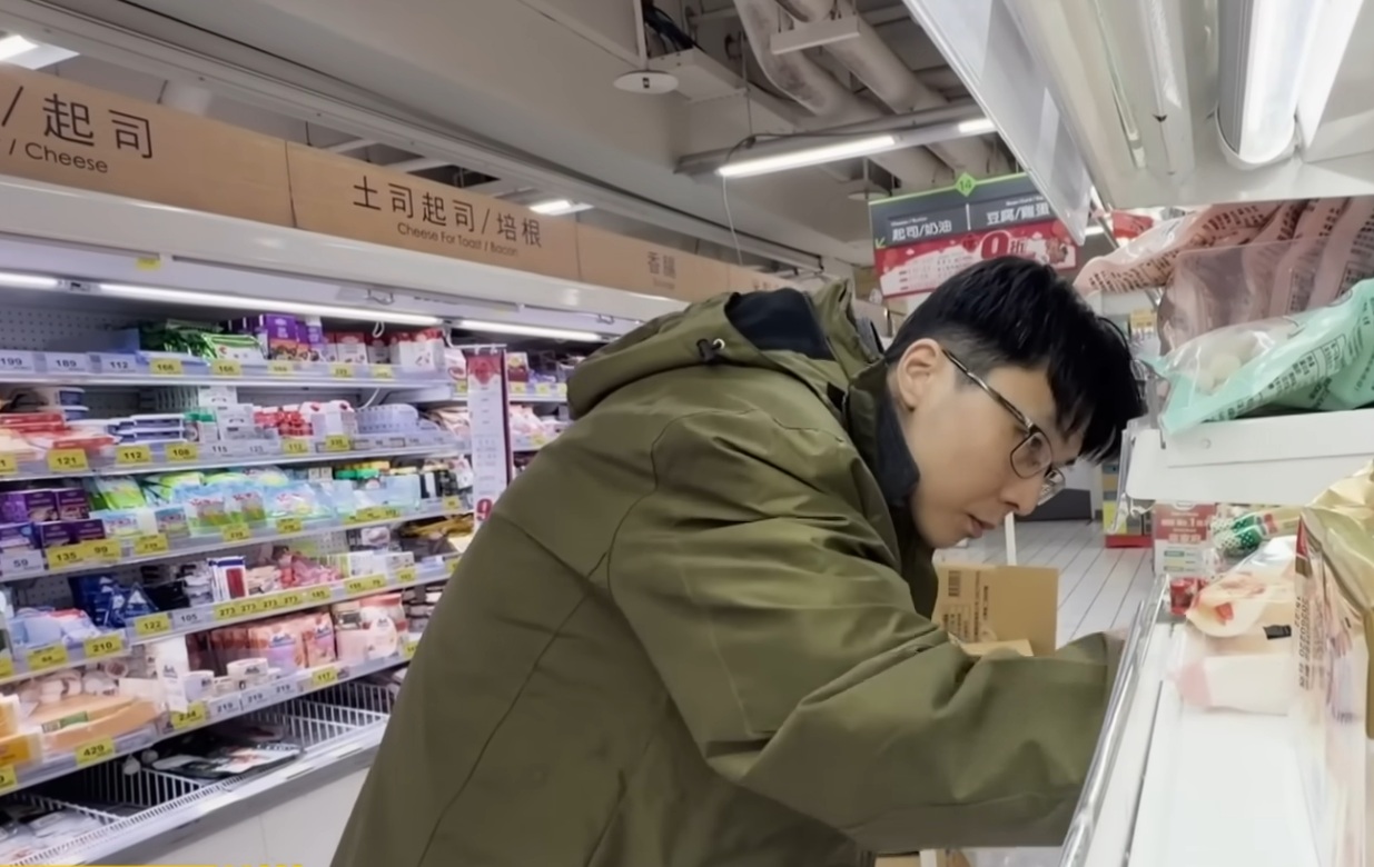 陳彥廷穿著家樂福制服工作